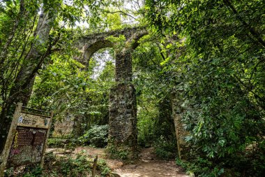 Ilha Grande 'deki eski Lazaretto su kemerinin kalıntıları, Angra dos Reis, Rio de Janeiro' nun güneyindeki Green Coast, Brezilya