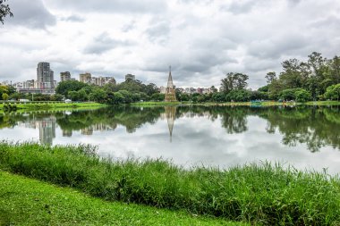 Parque do Ibirapuera 'daki göl, Brezilya' daki Sao Paulo. Sao Paulo şehrindeki en büyük parklardan biri..