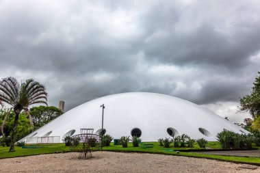 Parque do Ibirapuera 'daki fütüristik salon, Brezilya' daki Sao Paulo. Sao Paulo şehrindeki en büyük parklardan biri..