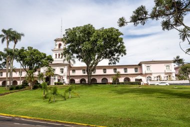 Brezilya 'da Iguazu Şelalesinin yanındaki yeşil yağmur ormanlarında Belmond Hotel das Cataratas