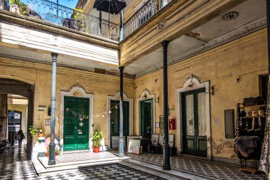 Tarihi Pasaje de la Defensa, Ezeiza ailesinin eski evi olan Buenos Aires, Arjantin 'deki San Telmo bohem mahallesinde turistler için popüler bir duraktır.