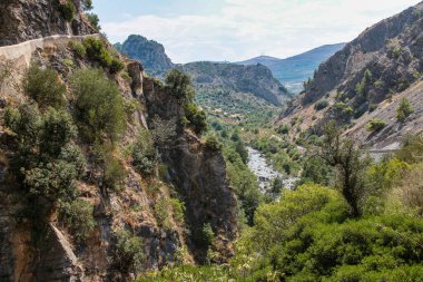 Raganello Gorge ve Devil Bridge Civita, Calabria, İtalya 'da. Güney İtalya 'da Calabria ve Basilicata bölgelerindeki Pollino Ulusal Parkı' nın güzel dağ manzarası