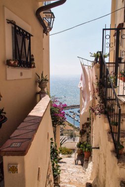 Sperlonga, Lazio, İtalya 'da deniz manzarası. Güzel bir kumsal ve pitoresk körfezde berrak mavi suyu olan manzaralı bir tatil köyü. Riviera de Ulisse 'deki ünlü turizm merkezi.