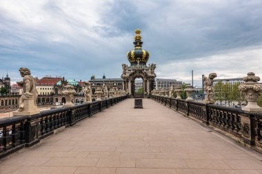 Ünlü Zwinger Sarayı, Dresdner Zwinger Sanat Galerisi Dresden, Saksonya, Almanya. Dresdner Zwinger Sarayı, Poeppelmann tarafından turuncu ve sergi galerisi olarak 1710 yılında tasarlanmıştır..