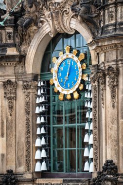 Ünlü Zwinger Sarayı, Dresdner Zwinger Sanat Galerisi Dresden, Saksonya, Almanya. Dresdner Zwinger Sarayı, Poeppelmann tarafından turuncu ve sergi galerisi olarak 1710 yılında tasarlanmıştır..