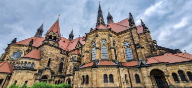 Neustadt 'taki Saint Martin Kilisesi, Almanya' daki Dresden Kilisesi. Yüksek kuleleri ve kırmızı çatısı olan inanılmaz bir mimari..