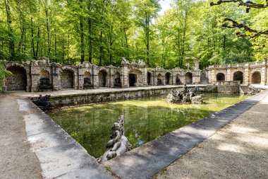 Low Grotto Parkı 'ndaki Çeşme Tarihi Hermitage parkında, Eremitage Bayreuth, Bavyera, Yukarı Franconia, Almanya