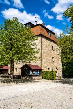 Almanya 'nın Yukarı Franconia bölgesindeki Bayreuth, Bavyera' daki Tarihi Hermitage parkında su kulesi