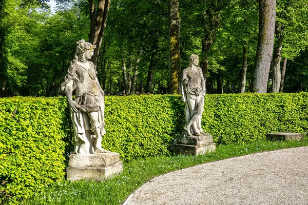 德国上弗伦科尼亚地区巴伐利亚市霍夫加滕宫廷花园的古典雕塑 — 图库照片