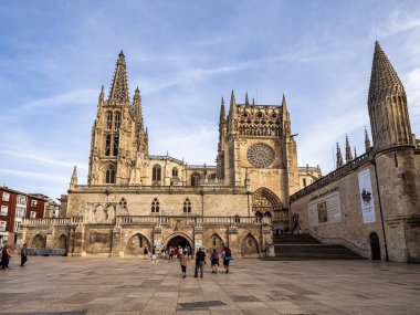 Burgos, İspanya - 17 Haziran 2023: İspanya 'nın Castilla y Leon kentindeki Burgos Katedrali Unesco Dünya Mirası olarak ilan edildi. Bir Roma tapınağının tepesine dikildi, bir Fransız Gotik modelini takip ederek..