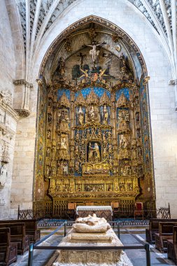Burgos, İspanya - 17 Haziran 2023: Castilla y Leon, İspanya 'daki Burgos Katedrali. Unesco Dünya Mirası Alanı. Bir Roma tapınağının tepesine dikildi, bir Fransız Gotik modelini takip ederek..