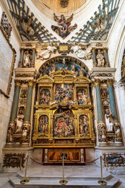 Burgos, İspanya - 17 Haziran 2023: Castilla y Leon, İspanya 'daki Burgos Katedrali. Unesco Dünya Mirası Alanı. Bir Roma tapınağının tepesine dikildi, bir Fransız Gotik modelini takip ederek..