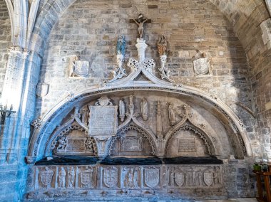 Burgos, İspanya - 17 Haziran 2023: Burgos, İspanya 'daki San Nicolas de Bari Katolik Kilisesi' nin içinde, Santiago Katedrali 'nin arkasındaki Camino' nun yanında yer almaktadır.