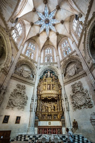 Burgos, İspanya - 16 Haziran 2023: Castilla y Leon, İspanya 'daki Burgos Katedrali. Unesco Dünya Mirası Alanı. Bir Roma tapınağının tepesine dikildi, bir Fransız Gotik modelini takip ederek..