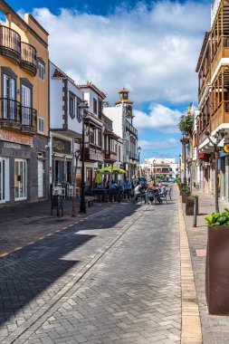 Gran Canaria, İspanya - 20 Şubat 2023: Gran Kanarya Adası 'ndaki Moya köyünün ana caddesi, İspanya