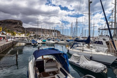 Gran Canaria, İspanya - 21 Şubat 2023: Puerto de Mogan limanında renkli kanarya balıkçı tekneleri, Gran Canaria, Kanarya Adaları, Avrupa 'da İspanya