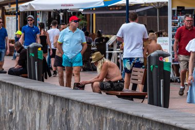 Gran Canaria, İspanya - 21 Şubat 2023: Gran Canaria, Puerto de Mogan 'daki sokaklar. Alışveriş merkezleri, restoranları ve barları olan en popüler yerdir. Kanarya Adaları, İspanya