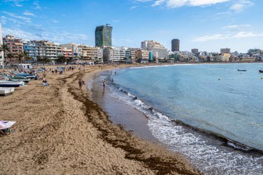 Gran Canaria, İspanya - 22 Şubat 2023: Las Canteras Sahili, Büyük Kanarya Adası. Büyük Kanarya, İspanya Dünyanın en büyük ikinci plajı