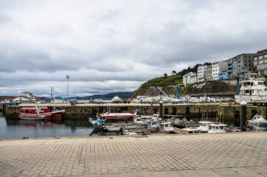 Malpica, İspanya - 24 Haziran 2023: Malpica de Bergantinos Limanı, Costa da Morte, Galiçya, İspanya. Malpica Limanı 'ndaki balıkçı tekneleri ve balıkçı tekneleri..