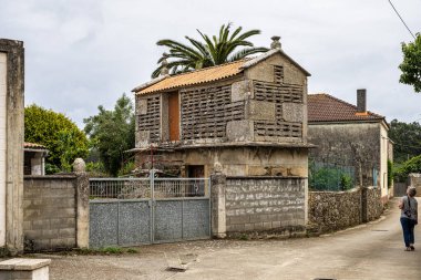 Vigo, İspanya - 24 Haziran 2023: Galiçya, İspanya 'nın güzel Vigo köyü, burçlarına özgü, geleneksel tahıl ambarları