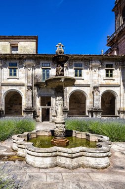 Oseira, İspanya - Temmuz 02, 2023: Oseira Manastırı Avlusu Ourense, Galiçya, İspanya. Santa Maria la Real de Oseira Manastırı. Trappist manastırı. Kemerli binalar ve çeşmeler.