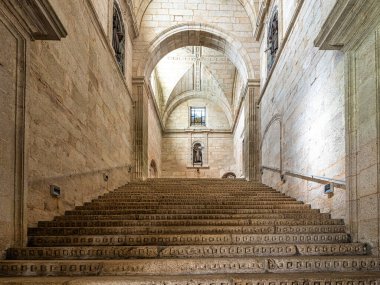 Oseira, İspanya - Haziran 02, 2023: Oseira Manastırı Ourense, Galiçya, İspanya. Santa Maria la Real de Oseira Manastırı. Trappist manastırı. Kemerli binalar ve çeşmeler.