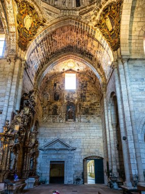 Oseira, İspanya - Haziran 02, 2023: Oseira Manastırı Ourense, Galiçya, İspanya. Santa Maria la Real de Oseira Manastırı. Trappist manastırı. Kemerli binalar ve çeşmeler.
