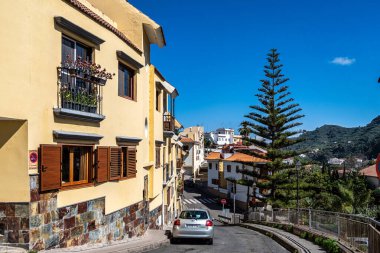 Gran Canaria, İspanya - 17 Şubat 2023: Gran Canaria 'da Teror, ahşap balkonları, kanarya adaları ve İspanya' da renkli evleri olan güzel geleneksel bir kasaba