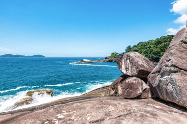 Brezilya 'nın Rio de Janeiro adasındaki Ilha Grande adasında taşları ve saydam deniziyle Caxadaco Plajı. Praia do Caxadaco