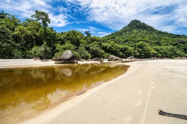 Ilha Grande 'deki Dois Rios plajı, Angra dos Reis, Rio de Janeiro, Brezilya. Brezilya manzarası. Güneydoğu Brezilya 'da turizm.