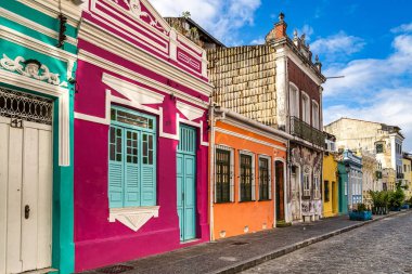 Brezilya, Salvador da Bahia 'da Pelourinho ve Santo Antonio' nun tarihi bölgesinde renkli koloni evleri.