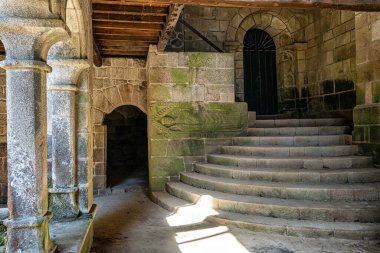 Nogueira, İspanya - Haziran 04, 2023: Santo Estevo de Ribas de Sil 'in Romanesk Gotik Manastırı, şimdi İspanya' nın Nogueira de Ramuin şehrinde Ulusal Parador