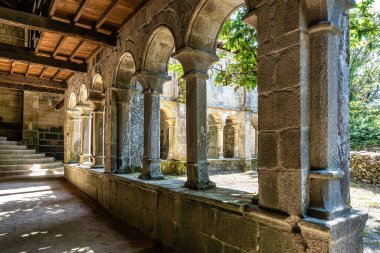 Nogueira, İspanya - Haziran 04, 2023: Santo Estevo de Ribas de Sil 'in Romanesk Gotik Manastırı, şimdi İspanya' nın Nogueira de Ramuin şehrinde Ulusal Parador