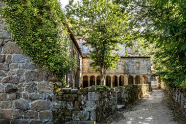 Nogueira, İspanya - Haziran 04, 2023: Santo Estevo de Ribas de Sil 'in Romanesk Gotik Manastırı, şimdi İspanya' nın Nogueira de Ramuin şehrinde Ulusal Parador