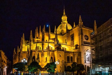 Segovia, İspanya - Temmuz 05, 2023: Segovia, Castilla y Leon, İspanya 'nın tarihi kentinde Santa Maria de Segovia Katedrali' nin Nightview 'i