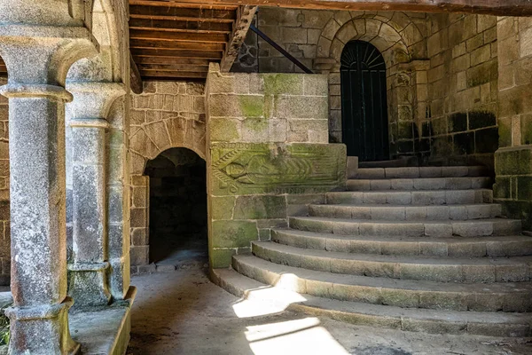Nogueira, İspanya - Haziran 04, 2023: Santo Estevo de Ribas de Sil 'in Romanesk Gotik Manastırı, şimdi İspanya' nın Nogueira de Ramuin şehrinde Ulusal Parador