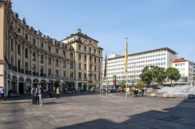Münih, Almanya - 18 Haziran 2023: Münih 'in merkezinde bulunan Stachus veya Karlsplatz, zengin su özellikleriyle. Yazın serinlemek