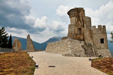 İtalya 'nın Calabria kentindeki en güzel İtalyan köylerinden biri olan Morano Calabro köyünün tepesindeki Norman kalesi.
