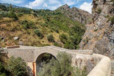 Raganello Gorge ve Devil Bridge Civita, Calabria, İtalya 'da. Güney İtalya 'da Calabria ve Basilicata bölgelerindeki Pollino Ulusal Parkı' nın güzel dağ manzarası