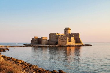 Avrupa 'da İtalya' nın Isola di Capo Rizzuto kentindeki İyon Denizi üzerindeki Le Castella manzarası