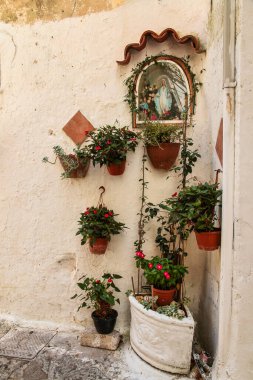 Sperlonga, Lazio, İtalya 'da deniz manzarası. Güzel bir kumsal ve pitoresk körfezde berrak mavi suyu olan manzaralı bir tatil köyü. Riviera de Ulisse 'deki ünlü turizm merkezi.