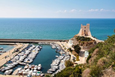 Sperlonga, Lazio, İtalya 'da deniz manzarası. Güzel bir kumsal ve pitoresk körfezde berrak mavi suyu olan manzaralı bir tatil köyü. Riviera de Ulisse 'deki ünlü turizm merkezi.