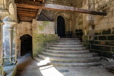 Nogueira, İspanya - Haziran 04, 2023: Santo Estevo de Ribas de Sil 'in Romanesk Gotik Manastırı, şimdi İspanya' nın Nogueira de Ramuin şehrinde Ulusal Parador
