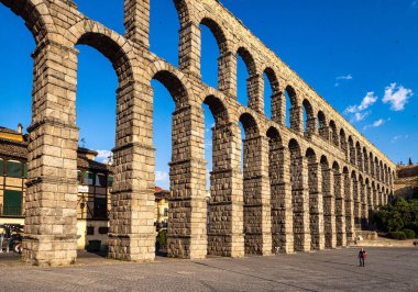 Segovia, İspanya - Haziran 06, 2023: Segovia 'nın Roma Aqueduct' u, Segovia 'nın en iyi korunan yüksek su kemerlerinden ve Segovia' nın bir sembolü. Kastilya ve Leon, İspanya.