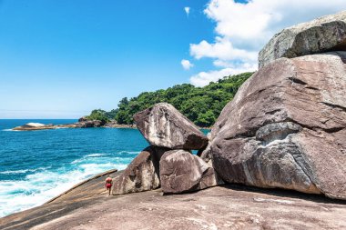 Brezilya 'nın Rio de Janeiro adasındaki Ilha Grande adasında taşları ve saydam deniziyle Caxadaco Plajı. Praia do Caxadaco