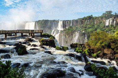 Iguazu Şelalesi 'nde Şeytanın Boğazı, Arjantin ve Brezilya sınırındaki dünyanın en büyük doğal harikalarından biri, Latin Amerika