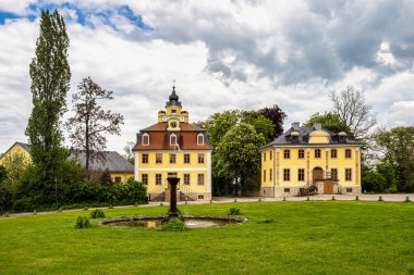 Weimar Thuringia yakınlarındaki Belvedere Kalesi 18. yüzyıldan kalma zarif bir yazlık evdir. Castle Park 'tan görüntü.