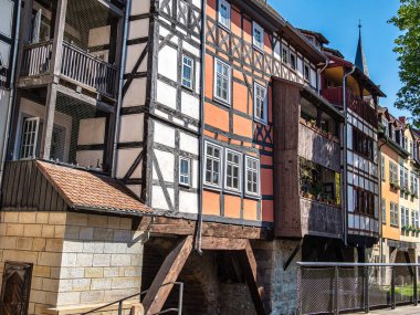 Merchants Köprüsü, Kraemerbruecke Erfurt, Almanya. 1325 yılında inşa edilmiş. Alpler 'in kuzeyinde tamamen evlerle inşa edilmiş tek köprü.