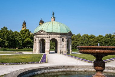 Dianatempel ile Münih 'teki Hofgarten Parkı. Diana Pavyonu ve Münih ve Odeonsplatz 'ın bitişiğindeki Hofgarten arazisi..