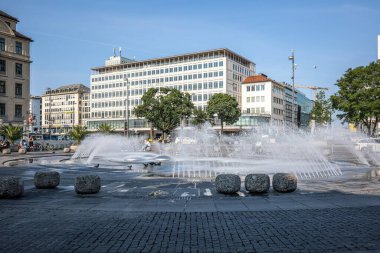 Münih, Almanya - 18 Haziran 2023: Münih 'in merkezinde bulunan Stachus veya Karlsplatz, zengin su özellikleriyle. Yazın serinlemek